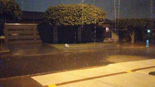 Chuva na noite desta segunda em Dourados (Foto: Helio de Freitas)