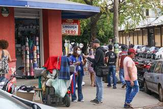 Funcionária da prefeitura aborda e conversa com pedestre sem máscara (Foto: Paulo Francis)