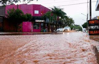 No dia 12 de maio, chuva transformou Avenida Evelina Selingard em rio vermelho (Foto/Arquivo: Henrique Kawaminami)