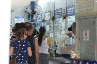 Populares fazem fila para pagar contas e fazer apostas em lotérica da Capital (Foto: Marcos Maluf/Arquivo)