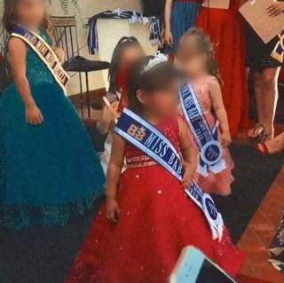 Crianças vestidas com roupa de festa para disputa do &#34;Miss Baby&#34;. (Foto: Reprodução das redes sociais)