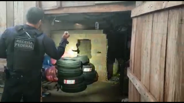 Em dep&oacute;sito de descaminho, ve&iacute;culos e 300kg de maconha s&atilde;o apreendidos