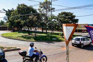 Rotatória do cruzamento das avenidas Três Barras com as ruas José Nogueira Vieira e Marquês de Lavradio (Foto: Henrique Kawaminami) 