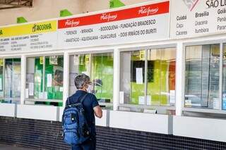 Passageiro lê informações sobre as viagens no Terminal Rodoviário de Campo Grande (Foto: Arquivo/Henrique Kawaminami)