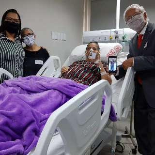Em hospital, L&uacute;cia recebe carteira da OAB e se torna advogada