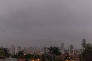 O dia na Capital amanheceu com céu escuro e há previsão de chuva no decorrer do dia (Foto: Henrique Kawaminami) 