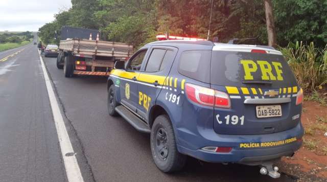 PRF apreende 1,2 tonelada de maconha em fundo falso de caminh&atilde;o na BR-267