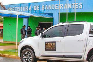 Viatura do Gaeco em frente à Prefeitura de Bandeirantes, que está fechada. Na porta, policiais do Batalhão de Choque da PM. (Foto: Marcos Maluf)