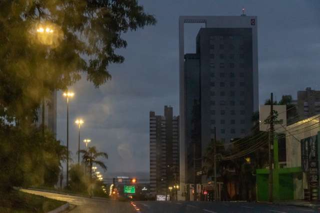 Dia amanhece com c&eacute;u escuro e Inmet alerta para queda na temperatura 