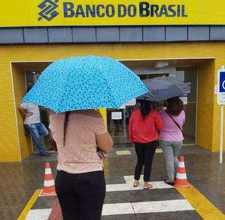 Fila na porta da agência do Banco do Brasil da Júlio de Castilhos. (Foto: Direto das Ruas)