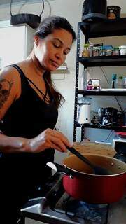Renata Gamar cuida do preparo da comida. (Foto: Arquivo pessoal)