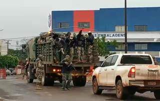 Militares descem de caminhão em Pedro Juan Caballero (Foto: Reprodução)
