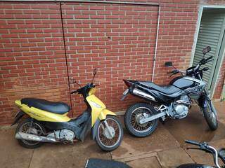 As duas motos apreendidas, a Biz amarela usada para dar apoio e a Falcon roubada (Foto: Adilson Domingos)
