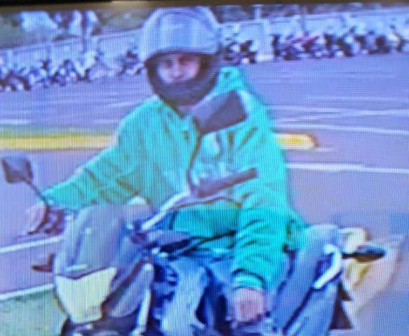 Flagrado por c&acirc;meras, homem &eacute; detido pelos vizinhos com moto roubada 