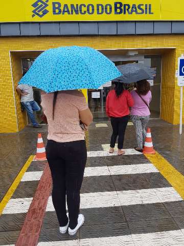 Leitor reclama de fila de espera na chuva, em frente a ag&ecirc;ncia banc&aacute;ria