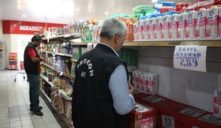 Fiscalização do Procon-MS em supermercado na Capital (Foto: Divulgação - Procon)