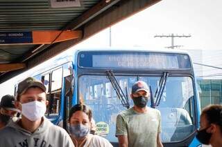 Movimentação em terminal de ônibus em Campo Grande; Capital tem 317 pessoas diagnosticadas com o coronavírus até agora (Foto: Henrique Kawaminami)