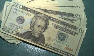 Notas de dólar; moeada encerrou dia a R$ 5,21 (Foto: Marcello Casal/Agência Brasil)