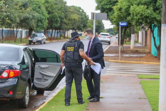 Buscas na prefeitura e secretarias de Bandeirantes j&aacute; passam de 6 horas