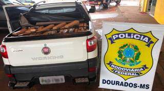 Carro com quase uma tonelada de droga foi apreendido pela PRF. (Foto: Divulgação/PRF)