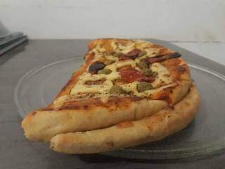 Pizza dobrada &#34;Figueirão&#34;, com catupiry, tomate seco, azeitona e calabresa. (Foto: Arquivo pessoal)