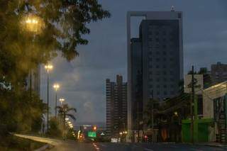 Amanhecer em Campo Grande visto da Afonso Pena,  uma das avenidas mais movimentadas da cidade (Foto: Henrique Kawaminami) 