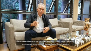 Reinaldo publicou vídeo no Facebook tomando copo de leite puro (Foto: Reprodução)