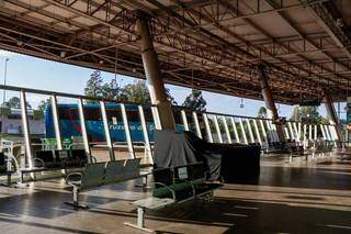 Saguão do terminal completamente vazio em tempos de pandemia (Foto: Henrique Kawaminami/Arquivo)
