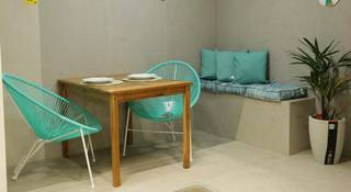 Na loja, você também se inspira com mobiliário que é tendência, como a cadeira Acapulco. (Foto: Kisie Ainoã)