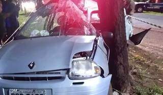 O carro da professora foi parar em uma árvore depois da colisão. (Foto: Direto das Ruas)