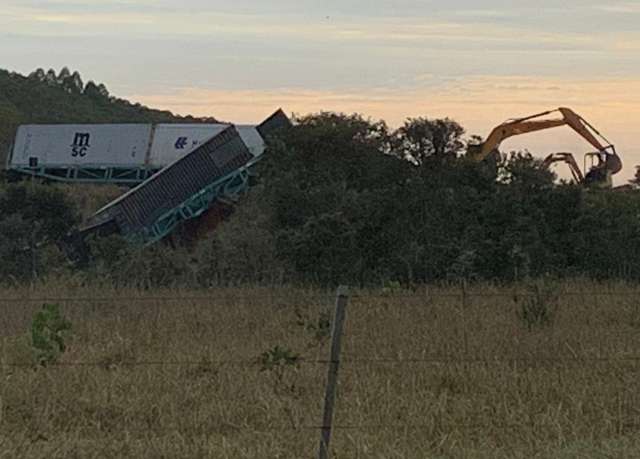 Dez vagões descarrilam e carga pega fogo durante madrugada