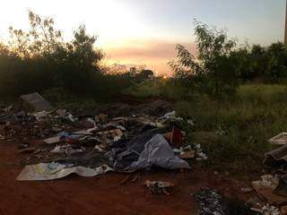 Móveis e diversos objetos foram descartados no terreno (Foto: Direto das Ruas)