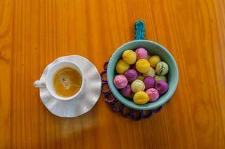 Uma xícara de leite com café ao lado dos pãezinhos coloridos feitos de legumes. (Foto: Marcos Maluf)