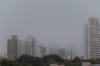 Nevoeiro muda a paisagem da capital sul-mato-grossense (Foto: Henrique kawaminami) 