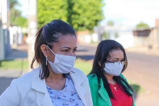 Juliana Ibarra voltava da igreja com a mãe. As duas usavam máscaras e garantiram que procuram sair sempre com o equipamento (Foto: Marcos Maluf)