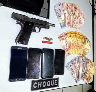 Celulares, dinheiro e armas foram apreendidas com três suspeitos. (Foto: Divulgação)