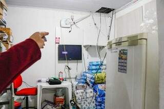 Bandidos arrancaram fios do sistema de monitoramento da farmácia. (Foto: Henrique Kawaminami)