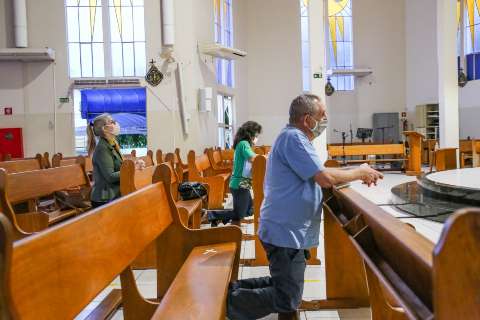 Vereadores da Bancada Evang&eacute;lica querem que idosos possam frequentar cultos