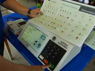 Urna eletrônica em fase de teste para eleição (Foto: Agência Brasil)