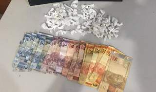 Policiais fizeram buscas e encontraram droga e dinheiro trocado (Foto: Henrique Kawaminami)