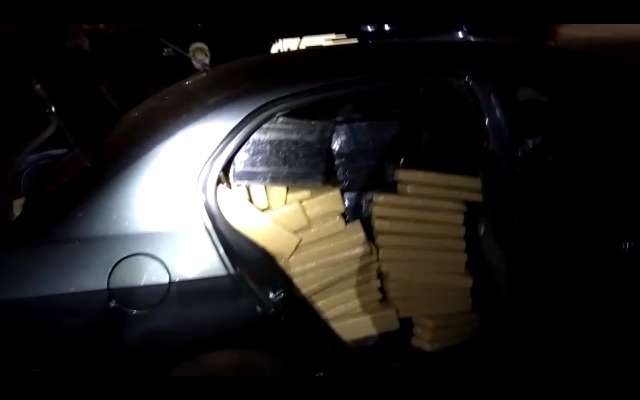 Homem com carro lotado de maconha foge de persegui&ccedil;&atilde;o mesmo com pneu furado