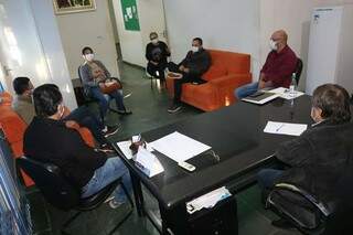 Em Guia Lopes, reunião na prefeitura: máscara e distanciamento (Foto: João Velasquez)