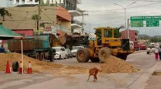 Trator retira monte de terra usado para criar o bloqueio (Foto: Diário Corumbaense)