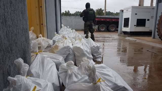 Motorista &eacute; preso com quase 900 kg de droga em fundo falso de caminh&atilde;o