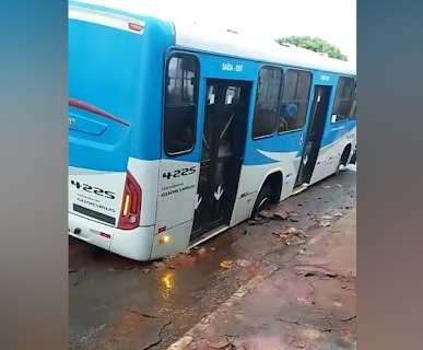 Asfalto cede e ônibus fica atolado em buraco de cruzamento no Estrela do Sul 