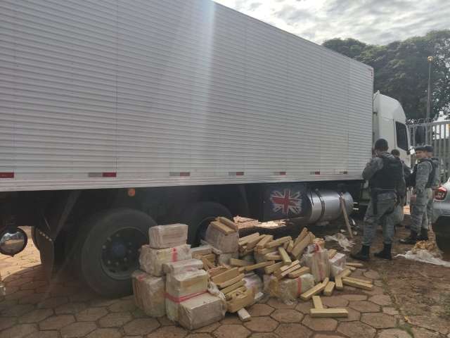PM apreende 659 kg de maconha em caminh&atilde;o no S&atilde;o Conrado