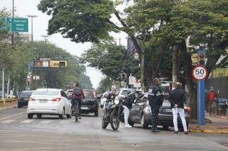 Policiais militares e agentes de trânsito orientam motoristas (Foto: Helio de Freitas)