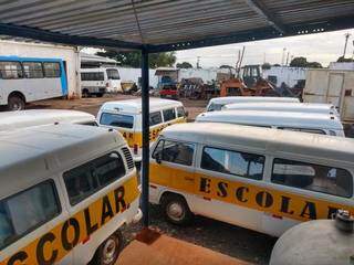 Parados nas garagens, veículos deixaram de transportar três mil crianças somente em Campo Grande. (Foto: Divulgação)