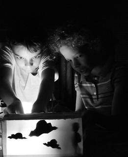 Daniel e Ana fazendo teatro das sombras sobre uma fábula de Esopo. (Foto: Arquivo Pessoal)