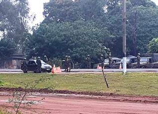 Militares brasileiros em barreira sanitária entre Sanga Puitã (MS) e Sanja Pytã, no Paraguai (Foto: Direto das Ruas)